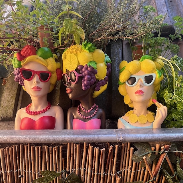 Deze afbeelding heeft een leeg alt-attribuut; de bestandsnaam is 3dames-op-de-herenstraat-utercht.jpg