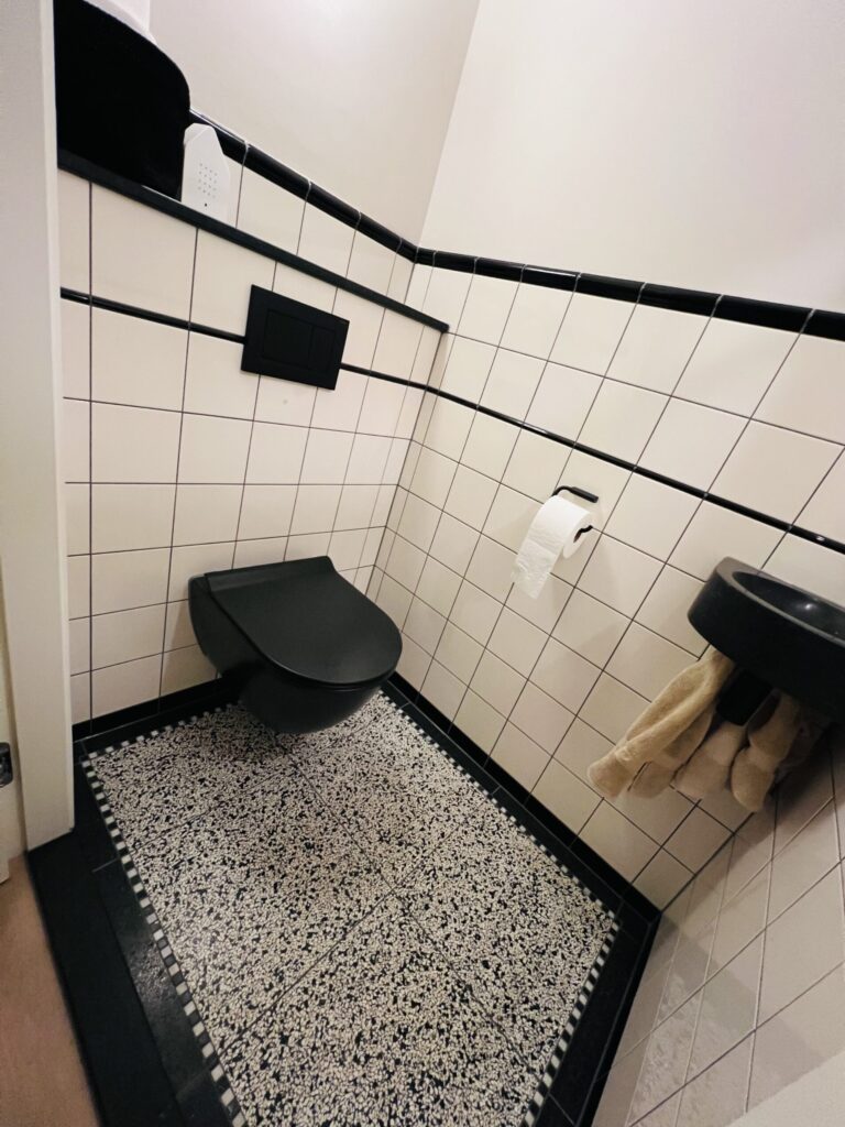 tegels toilet in jaren 30 stijl granito