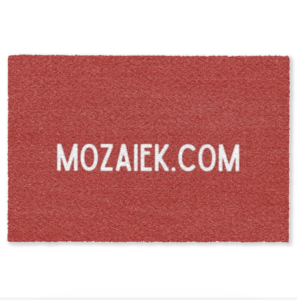 Rode deurmat met de tekst MOZAIEK.COM